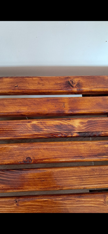 نیمکت قهوه ای